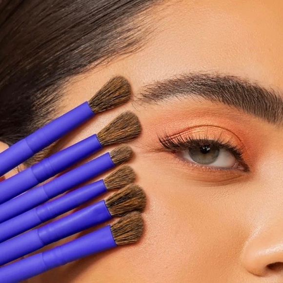 TRESLUCE by Becky G Brush Set | Like An Artista | Becky G - Picture 4 of 4